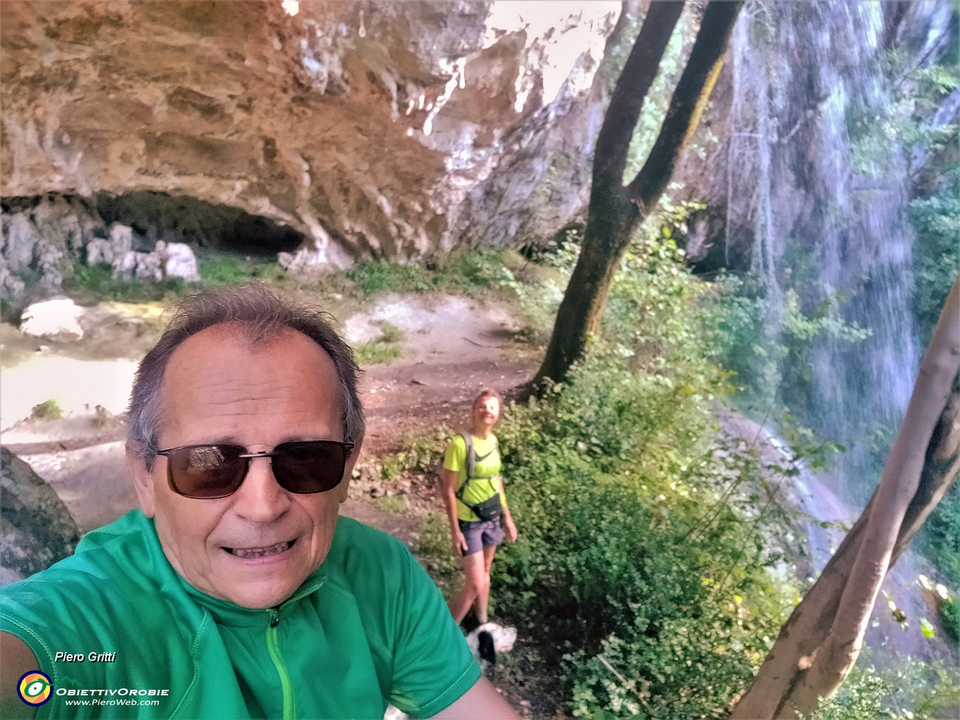 32 E il Piero dall'ingresso della grotta sta ad osservare e fotografare.jpg